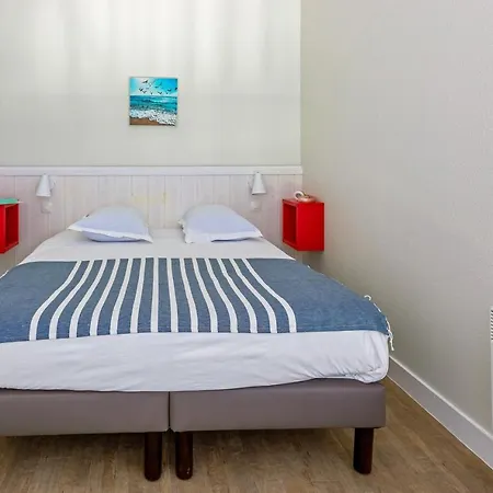 Pierre & Le Palais Des Gouverneurs