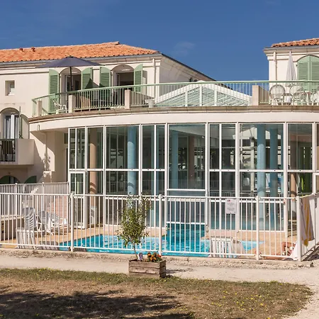 Pierre & Le Palais Des Gouverneurs 홀리데이파크