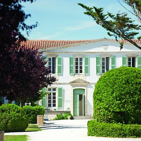 Pierre & Le Palais Des Gouverneurs