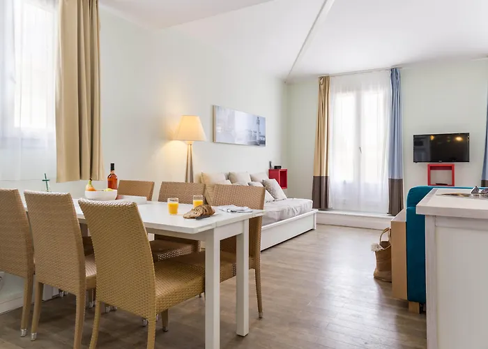 Pierre & Le Palais Des Gouverneurs Saint-Martin-de-Ré