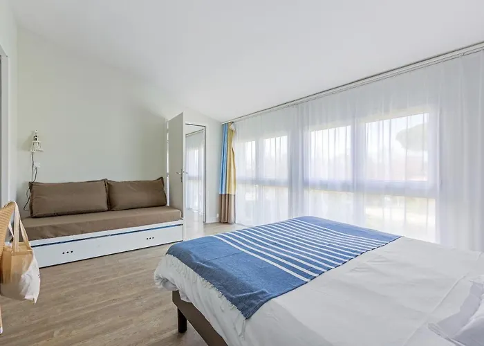 Pierre & Le Palais Des Gouverneurs