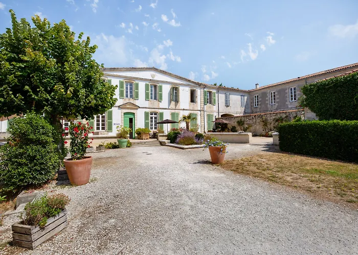 Pierre & Le Palais Des Gouverneurs 3*