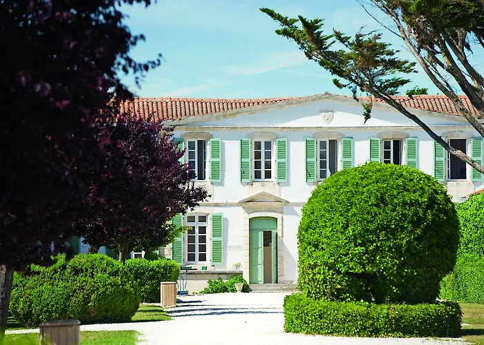 Pierre & Le Palais Des Gouverneurs